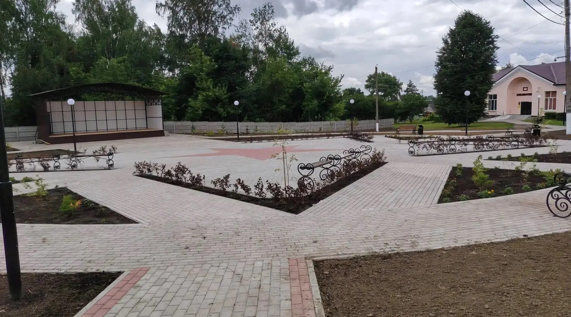 По нацпроекту в Выгоничах завершен 4-й этап благоустройства Аллеи Славы