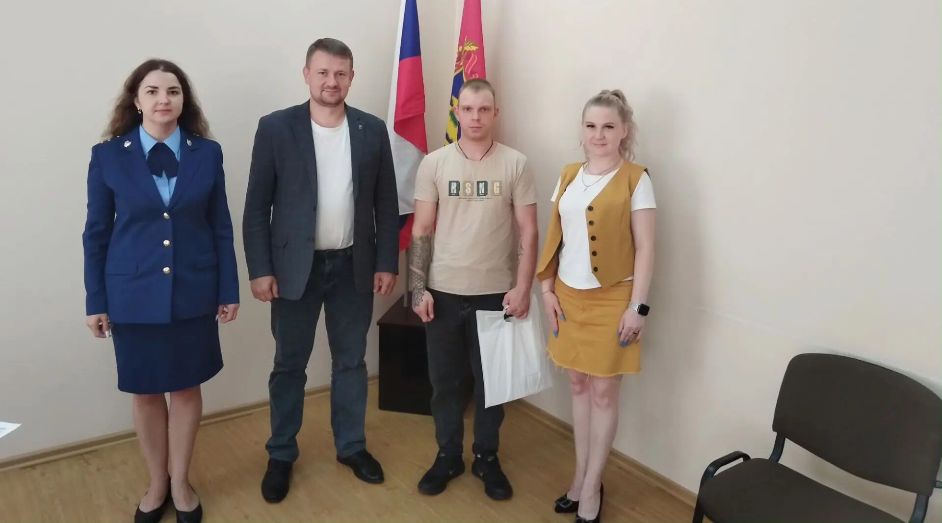 Сирота Выгоничского района получил ключи от собственной квартиры