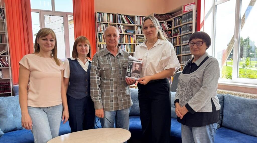 Александр Аниканов передал в дар библиотеке книгу об истории юнармейского движения