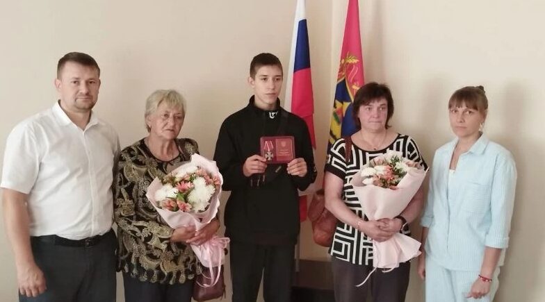 В Выгоничах вручили награду семье погибшего воина