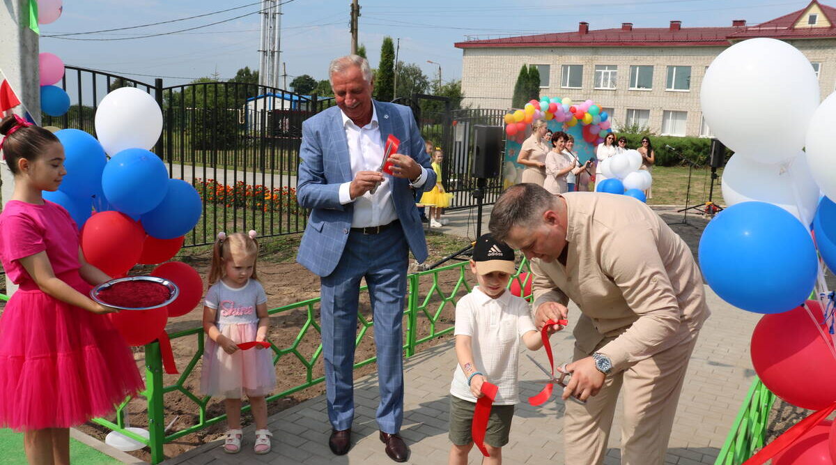 В Стародубском округе торжественно открыли новую детскую площадку