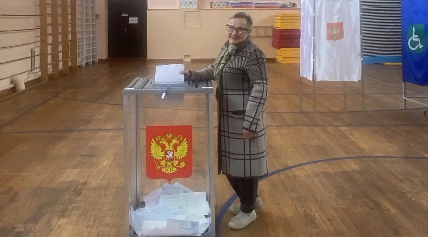 Мать героя СВО приняла участие в голосовании