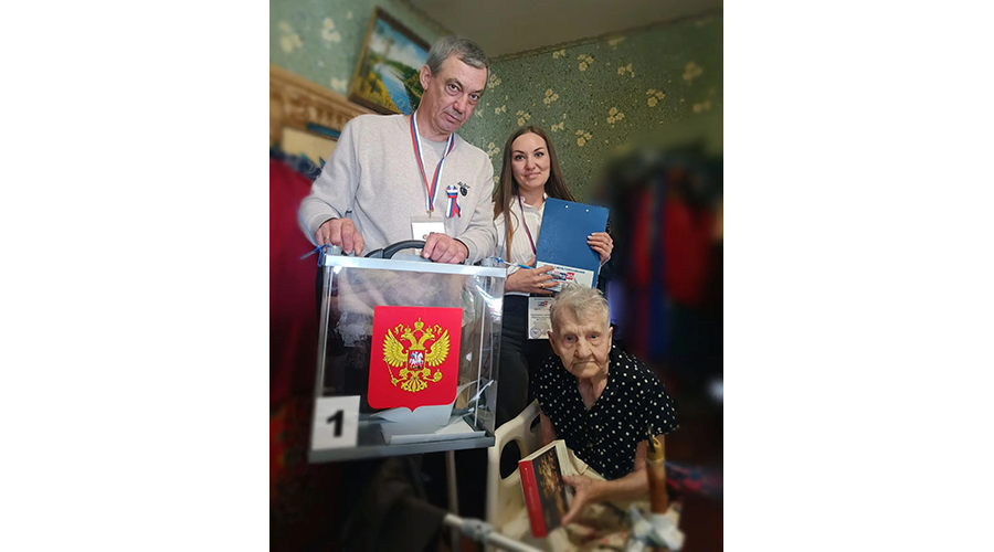 100-летняя жительница Новозыбкова проголосовала на дому