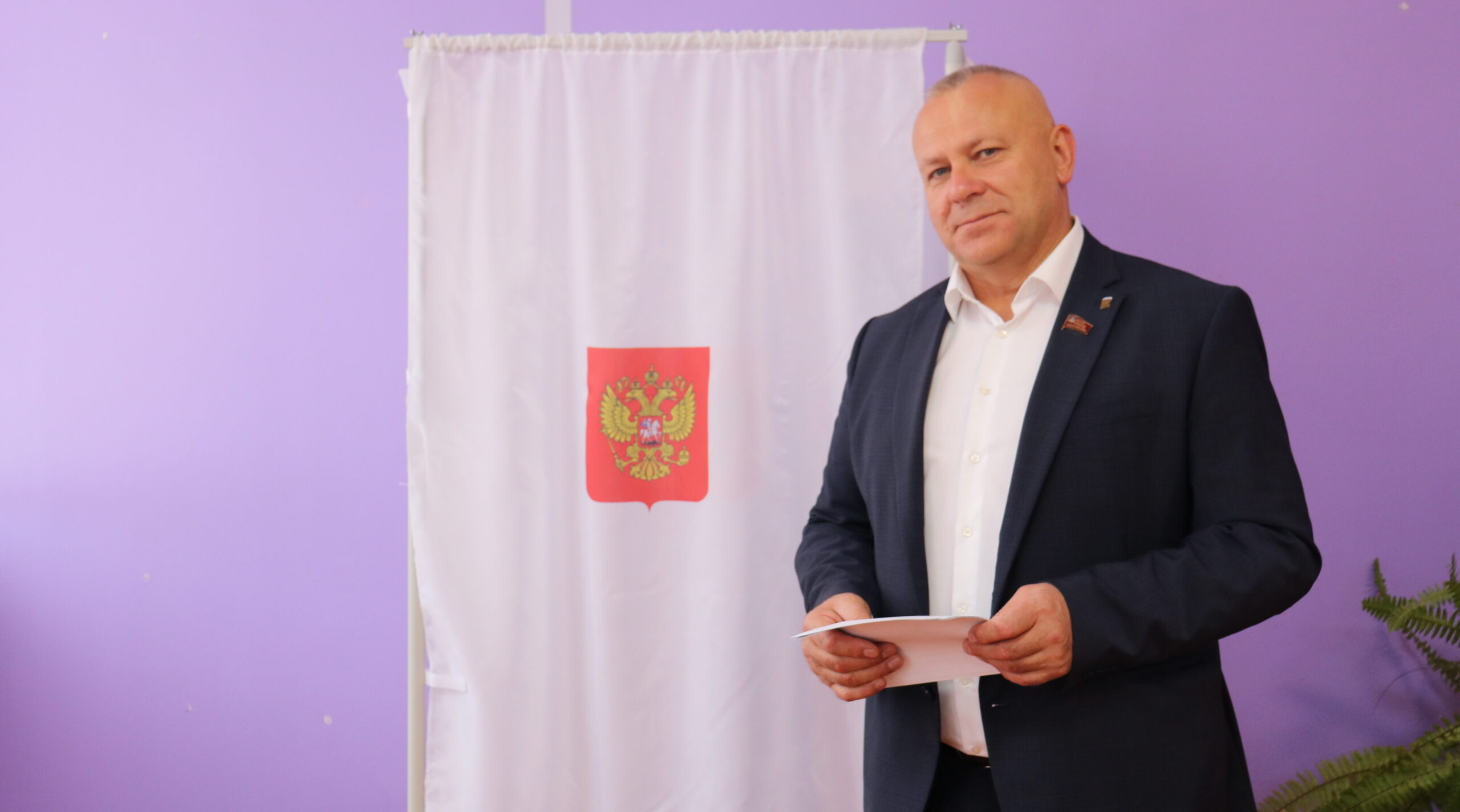 Председатель Брянской облдумы Валентин Суббот принял участие в голосовании