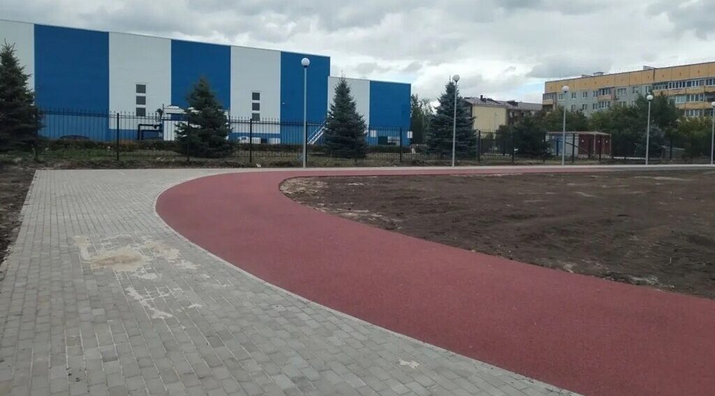 В Трубчевске по нацпроекту продолжаются работы по благоустройству спортивной площадки