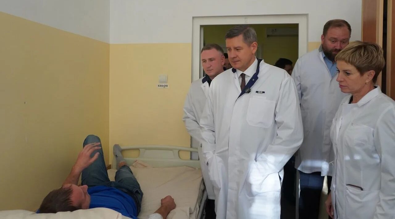 Губернатор Егор Ковальчук и глава МЧС навестили в больнице пожарных, пострадавших от БПЛА