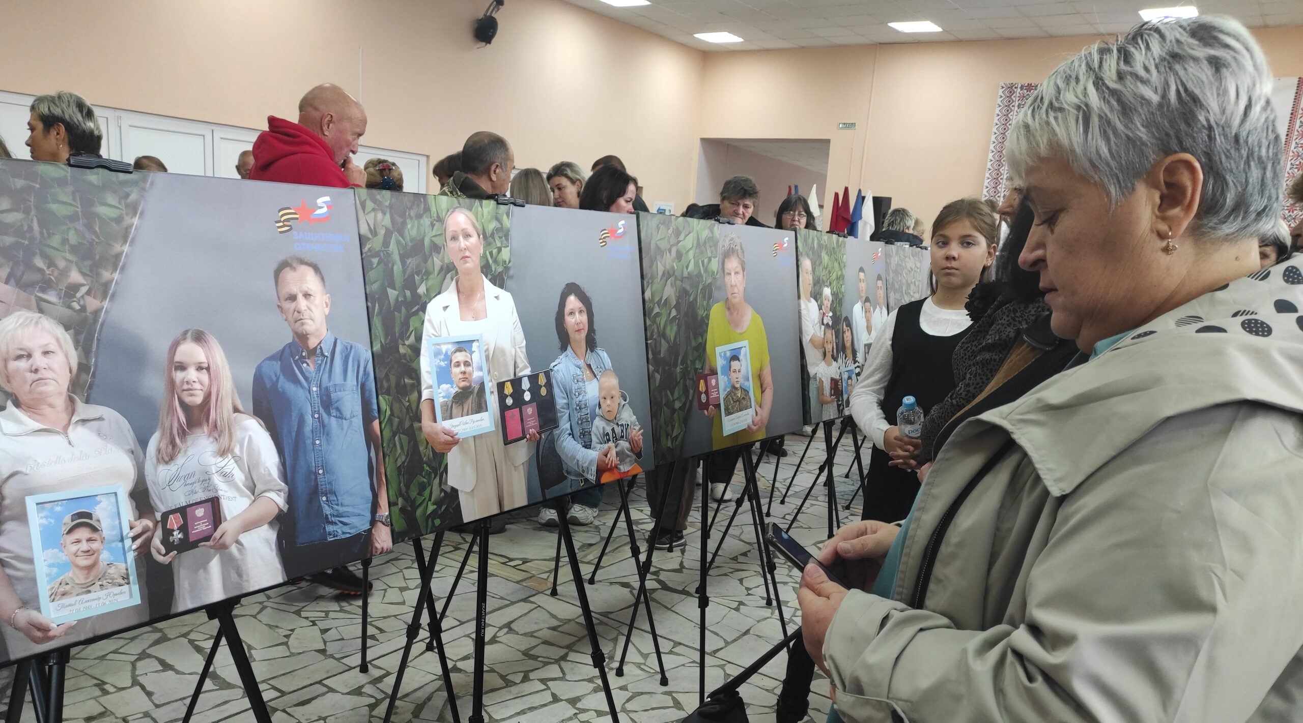 В Карачеве открылась фотовыставка «Семья Героя»
