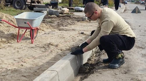 В Клетне коммунальщики обустраивают тротуар по улице Заозерной