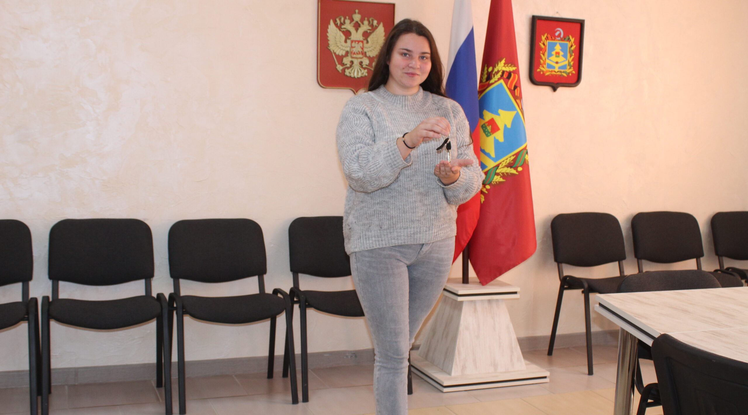 В Клетне сироте вручили ключи от новой квартиры