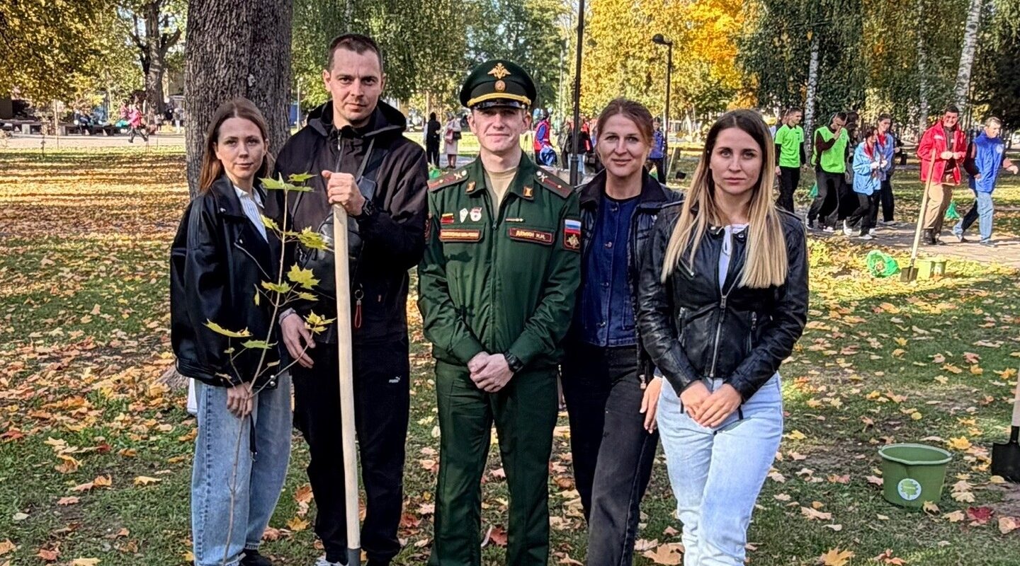 Ветераны СВО высадили деревья в Майском парке