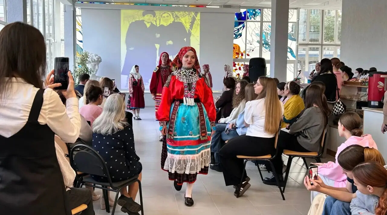В Брянском колледже искусств состоялось дефиле традиционных брянских костюмов