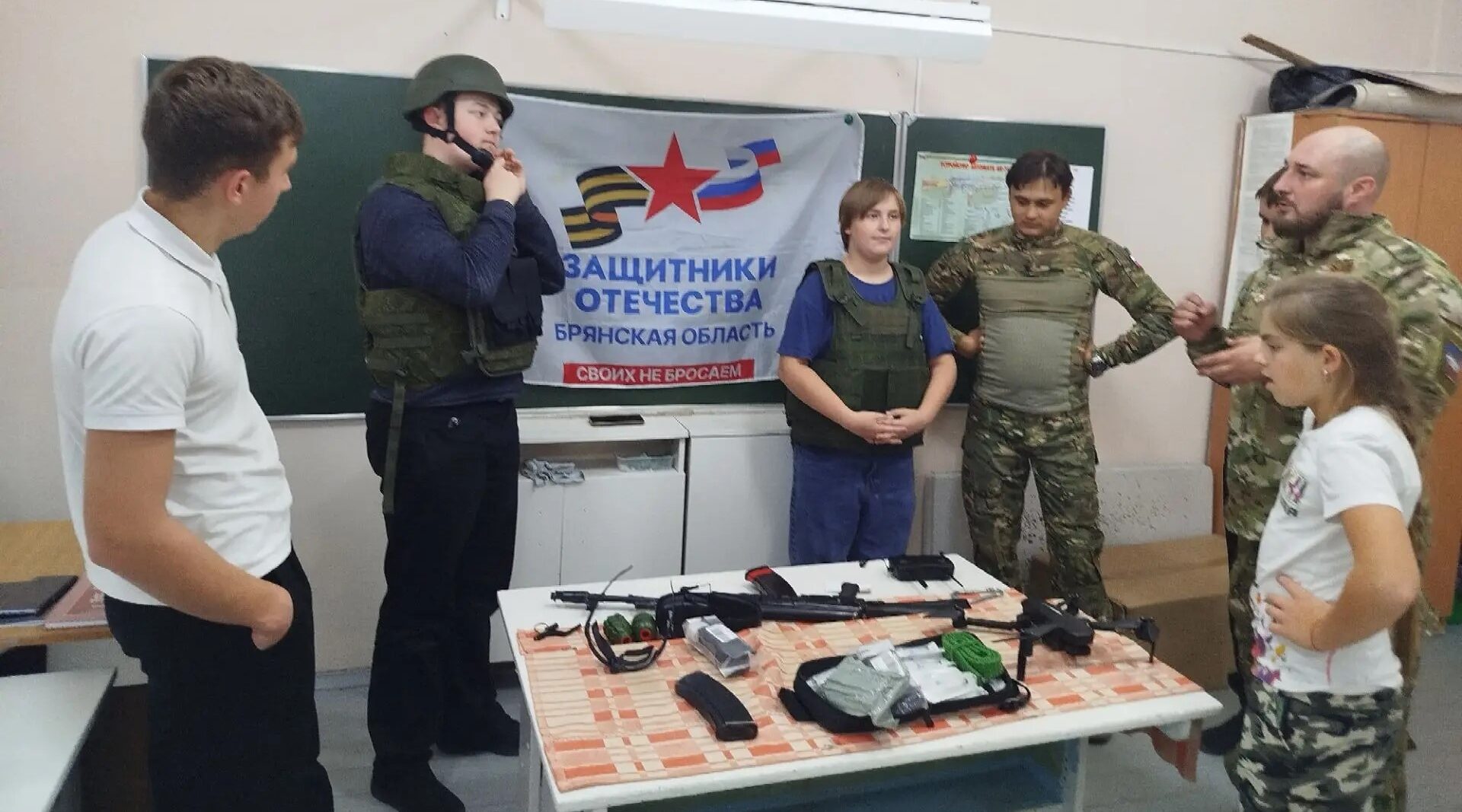 Ветеран СВО преподаёт основы безопасности и защиты Родины в школе № 7 г. Клинцы